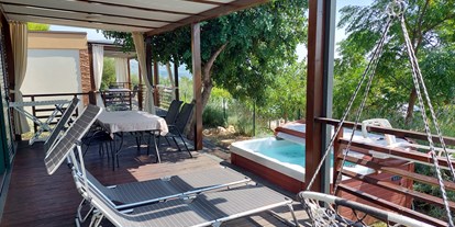 Luxuscamping - Terrasse - Dubrovnik - Prestige Mobile Home mit Whirlpool 45m2 - Lavanda Camping**** Prestige Mobile Home mit Whirlpool