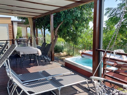 Luxuscamping - Sonnenliegen - Kroatien - Prestige Mobile Home mit Whirlpool 45m2 - Lavanda Camping**** Prestige Mobile Home mit Whirlpool