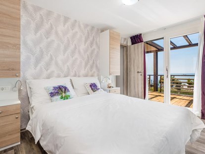 Luxury camping - Sonnenliegen - Split - Süd - Main bedroom with bathroom - Lavanda Camping**** Prestige Mobile Home mit Whirlpool