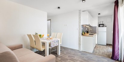 Luxuscamping - Terrasse - Dubrovnik - living room & kitchen - Lavanda Camping**** Prestige Mobile Home mit Whirlpool
