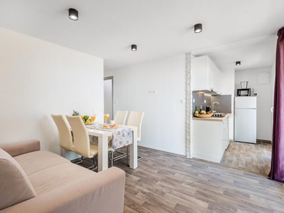 Luxuscamping - Dalmatien - living room & kitchen - Lavanda Camping**** Prestige Mobile Home mit Whirlpool