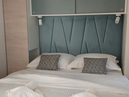 Luxuscamping - Kühlschrank - Split - Dubrovnik - Bedroom - Lavanda Camping**** Premium Tris Mobile Home