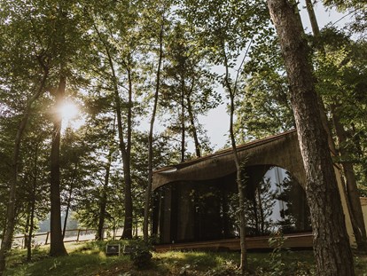 Luxuscamping - Art der Unterkunft: Mobilheim - Slowenien - Lake House With Wooden Tent - Falkensteiner Premium Camping Lake Blaguš - Falkensteiner Premium Camping Lake Blaguš Lake House With Wooden Tent (Mittelreihe)