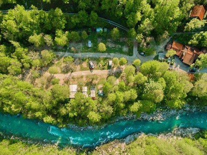 Luxury camping - barrierefreier Zugang ins Wasser - Kamp Koren Luftbild - Kamp Koren Kobarid