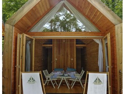 Luxuscamping - Kühlschrank - Julische Alpen - Holzhütte Lilija - Kamp Koren Kobarid Holzhütte „Glamping Lilija“