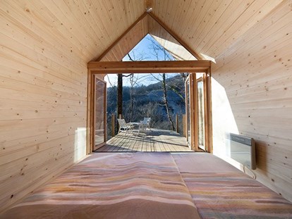 Luxury camping - barrierefreier Zugang - Julische Alpen - Holzhütte Lilija - Kamp Koren Kobarid Holzhütte „Glamping Lilija“