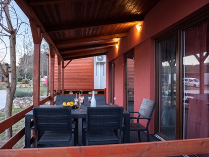 Luxury camping - Preisniveau: gehoben - Dalmatia - Camp Karin Mobile houses Sunny Resort - 2-Bett-Bungalow mit Parkblick