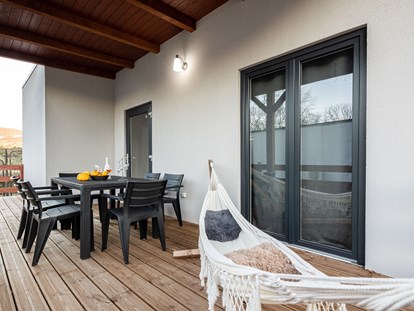 Luxury camping - Klimaanlage - Dalmatia - Camp Karin Mobile houses Sunny Resort - 3-Bett-Bungalow mit Parkblick