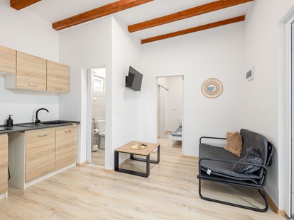 Luxury camping - Preisniveau: gehoben - Dalmatia - Camp Karin Mobile houses Sunny Resort - 3-Bett-Bungalow mit Parkblick