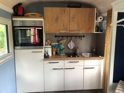 Luxury camping - Unterkunft alleinstehend - Saxony - Küchenzeile Blauer Heinrich - Auszeithof Niederfrohna Schäferwagen Blauer Heinrich und Rote Lotte