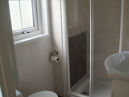 Luxuscamping - Preisniveau: gehoben - Bad mit WC und Dusche Chalet Camping Pilsensee. - Pilsensee in Bayern Mobilheime direkt am Pilsensee in Bayern