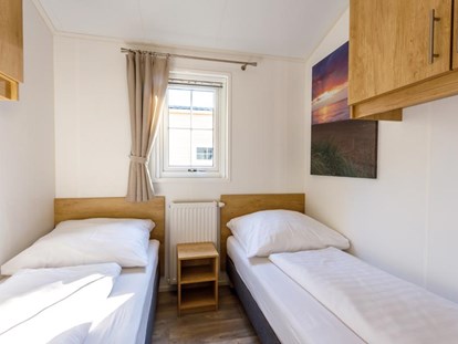 Luxuscamping - Preisniveau: gehoben - Schlafzimmer mit zwei Einzelbetten im Chalet Campingplatz Pilsensee - Pilsensee in Bayern Mobilheime direkt am Pilsensee in Bayern
