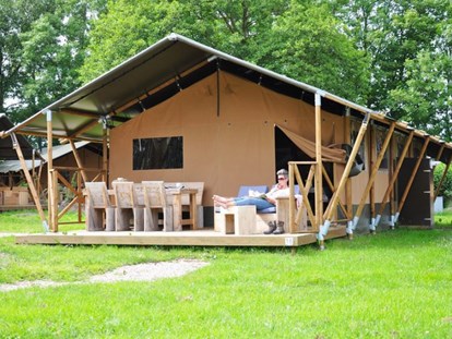 Luxury camping - Sonnenliegen - Loir et Cher - Safari Lux Tent von außen - Domaine des Alicourts Safari Lux Tent für 5 Personen auf Domaine des Alicourts