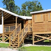 Luxuscamping: Explorer Lodge von außen - Domaine des Alicourts: Explorer Lodge für 6 Personen auf Domaine des Alicourts