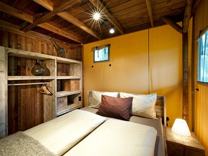 Luxury camping - getrennte Schlafbereiche - Tyrol - Schlafzimmer Safari-Lodge-Zelt "Giraffe" - Nature Resort Natterer See Safari-Lodge-Zelt "Giraffe" am Nature Resort Natterer See