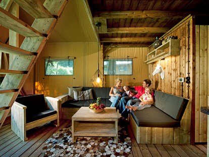 Luxury camping - Preisniveau: exklusiv - Tyrol - Wohnbereich Safari-Lodge-Zelt "Giraffe" - Nature Resort Natterer See Safari-Lodge-Zelt "Giraffe" am Nature Resort Natterer See