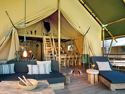 Luxury camping - Preisniveau: exklusiv - Tyrol - Terrasse, Wohn-, Koch- und Essbereich Safari-Lodge-Zelt "Giraffe" - Nature Resort Natterer See Safari-Lodge-Zelt "Giraffe" am Nature Resort Natterer See