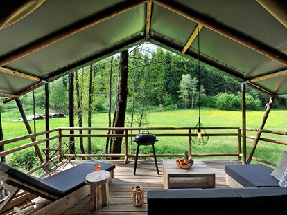 Luxury camping - Preisniveau: exklusiv - Tyrol - Terrasse Safari-Lodge-Zelt "Zebra" - Nature Resort Natterer See Safari-Lodge-Zelt "Zebra" am Nature Resort Natterer See