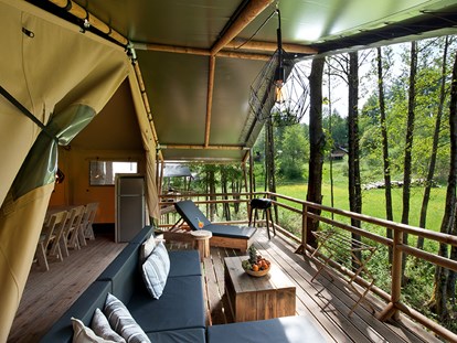 Luxury camping - Parkplatz bei Unterkunft - Tyrol - Terrasse Safari-Lodge-Zelt "Zebra" - Nature Resort Natterer See Safari-Lodge-Zelt "Zebra" am Nature Resort Natterer See
