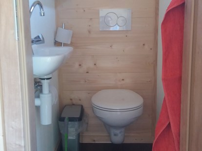 Luxury camping - Art der Unterkunft: Hütte/POD - Und natürlich darf ein WC nicht fehlen! 
Auch hier zum Waschen nur mit Kaltwasser. - Vollmershof Urlaub im Holz-Igloo