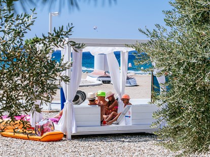 Luxury camping - Sonnenliegen - Zadar - Der Strand - Zaton Holiday Resort Glamping Zelte auf Zaton Holiday Resort