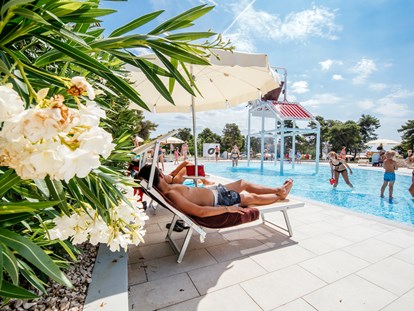 Luxury camping - Sonnenliegen - Zadar - Poolanlage - Zaton Holiday Resort Glamping Zelte auf Zaton Holiday Resort