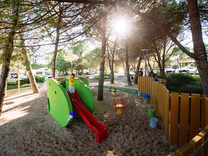 Luxury camping - Sonnenliegen - Croatia - Spielplatz - Zaton Holiday Resort Glamping Zelte auf Zaton Holiday Resort