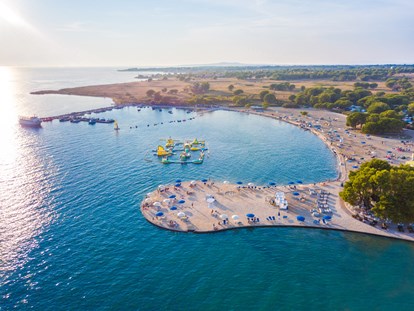 Luxury camping - Kochutensilien - Zadar - Šibenik - Der Strand (Aerial) - Zaton Holiday Resort Glamping Zelte auf Zaton Holiday Resort