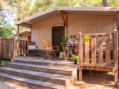Luxury camping - Sonnenliegen - Dalmatia - Zaton Holiday Resort Glamping Zelte auf Zaton Holiday Resort