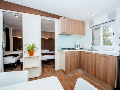 Luxuscamping - Klimaanlage - Zadar - Šibenik - Kochnische/Wohnzimmer - Zaton Holiday Resort Mobilheime auf Zaton Holiday Resort