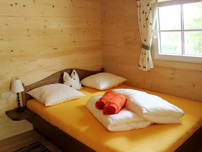 Luxury camping - Hunde erlaubt - Ferienhütte "Drachenwand": Schlafzimmer mit Doppelbett - CAMP MondSeeLand Ferienhütten am CAMP MondSeeLand
