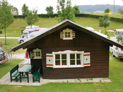 Luxury camping - barrierefreier Zugang - Sbg. Salzkammergut - Ferienhütte "Schafberg": Größe der Ferienhütte: ca. 23 m2 - CAMP MondSeeLand Ferienhütten am CAMP MondSeeLand