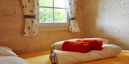 Luxuscamping - Art der Unterkunft: Bungalow - Ferienhütte "Schafberg: Schlafzimmer mit Doppelbett - CAMP MondSeeLand Ferienhütten am CAMP MondSeeLand