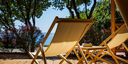 Luxuscamping - Krk - Große überdachte Terrasse mit zwei Sonnenliegen und Lounge-Sesseln - Krk Premium Camping Resort - Valamar Krk Premium Camping Resort - Safari-Zelte