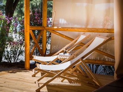 Luxury camping - Art der Unterkunft: Mobilheim - Kvarner - Große überdachte Terrasse mit zwei Sonnenliegen und Lounge-Sesseln - Krk Premium Camping Resort - Valamar Krk Premium Camping Resort - Safari-Zelte