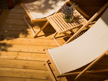 Luxuscamping - Art der Unterkunft: Mobilheim - Kvarner - Große überdachte Terrasse mit zwei Sonnenliegen und Lounge-Sesseln - Krk Premium Camping Resort - Valamar Krk Premium Camping Resort - Safari-Zelte