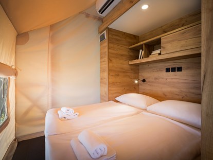 Luxuscamping - Art der Unterkunft: Mobilheim - Kvarner - doppelbett schlafzimmer - Krk Premium Camping Resort - Valamar Krk Premium Camping Resort - Safari-Zelte