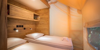 Luxuscamping - Kvarner - Schlafzimmer mit zwei Einzelbetten - Krk Premium Camping Resort - Valamar Krk Premium Camping Resort - Safari-Zelte