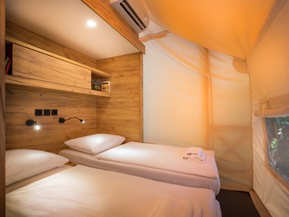 Luxuscamping - Kochmöglichkeit - Kvarner - Schlafzimmer mit zwei Einzelbetten - Krk Premium Camping Resort - Valamar Krk Premium Camping Resort - Safari-Zelte