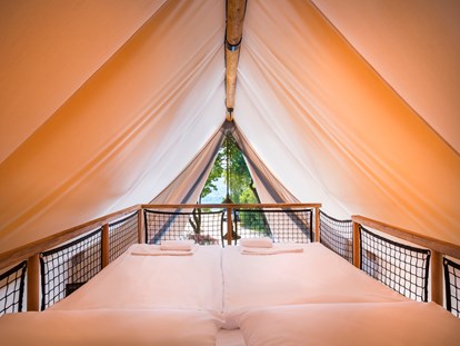 Luxuscamping - WC - Zadar - Šibenik - Doppelbett Schlafzimmer auf der Galerie in der 1. Etage - Krk Premium Camping Resort - Valamar Krk Premium Camping Resort - Safari-Zelte