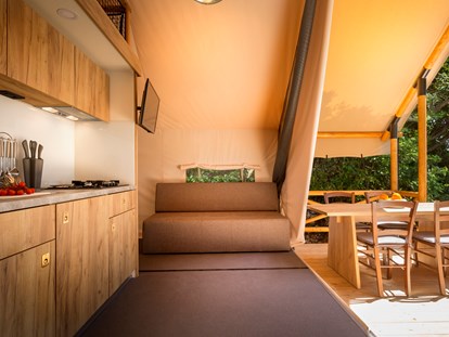 Luxuscamping - Kochmöglichkeit - Kvarner - Gut ausgestattete Küche - Krk Premium Camping Resort - Valamar Krk Premium Camping Resort - Safari-Zelte