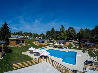 Luxury camping - Parkplatz bei Unterkunft - Kvarner - Schwimbad - Plitvice Holiday Resort Doppelzimmer im Jelena Pavillon auf Plitvice Holiday Resort