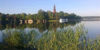 Luxury camping - Preisniveau: günstig - Seenplatte - Die Inselstadt Malchow ist nur wenige Minuten mit dem Pkw entfernt und auch gut per Fahrrad zu erreichen - Naturcamping Malchow Naturlodge auf Naturcamping Malchow