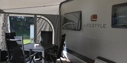 Luxuscamping - Kochmöglichkeit - Vorpommern - Selbstverständlich sind alle Mietwohnwagen mit Vorzelt und Campingtisch samt Stühlen ausgestattet. - Naturcamping Malchow Wohnwagen auf Naturcamping Malchow