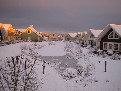 Luxuscamping - getrennte Schlafbereiche - Deutschland - Ferienhäuser Sonnenuntergang im Winter - Südsee-Camp Ferienhaus Malmö am Südsee-Camp