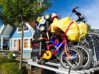 Luxury camping - Preisniveau: gehoben - Lower Saxony - Fahrradanhänger vor Ferienhaus - Südsee-Camp Ferienhaus Göteborg am Südsee-Camp