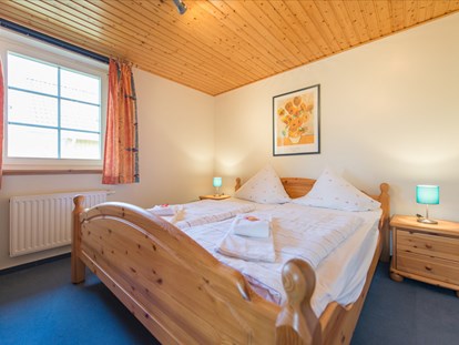 Luxuscamping - Preisniveau: exklusiv - Niedersachsen - Schlafzimmer Ferienhaus - Südsee-Camp Ferienhaus Stockholm am Südsee-Camp