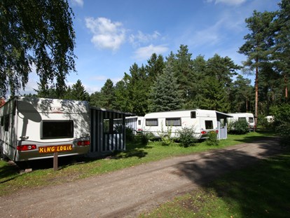 Luxuscamping - Parkplatz bei Unterkunft - Lüneburger Heide - Wohnwagen Oase - Südsee-Camp Wohnwagen Typ 1 am Südsee-Camp