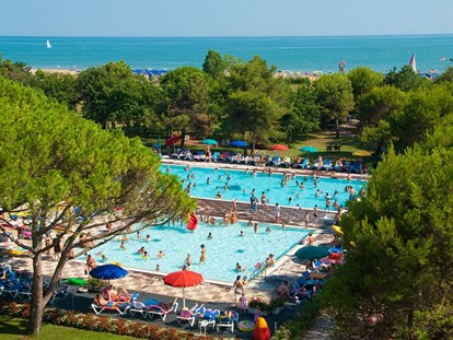 Luxury camping - Bibione Pineda - Die Poolanlage - Camping Residence il Tridente - Gebetsroither Wohnwagen von Gebetsroither am Camping Residence il Tridente