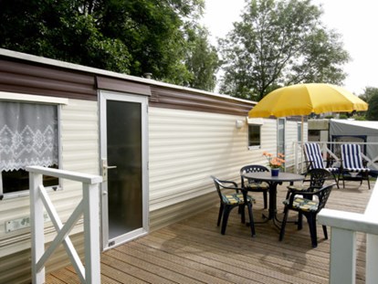 Luxury camping - Terrasse - Wird ohne Schirm vermietet, aber der Ständer ist vorhanden. - ostseequelle.camp Wohnmobilheim für max. 6 Personen
